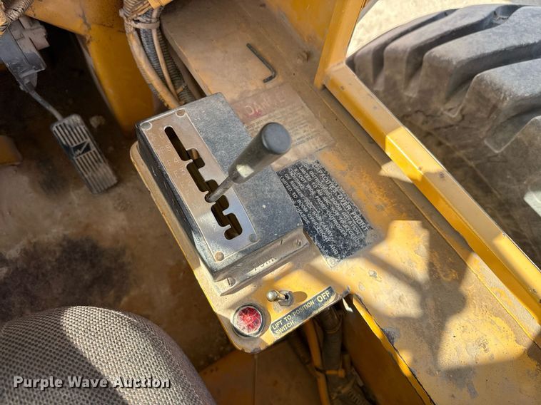 image for item DO2603 2005 Broderson RT-300-2C crane