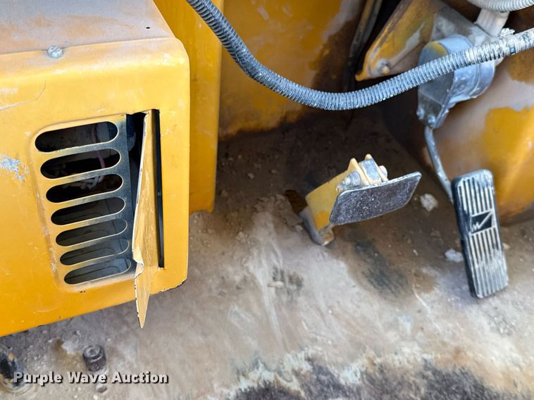 image for item DO2603 2005 Broderson RT-300-2C crane