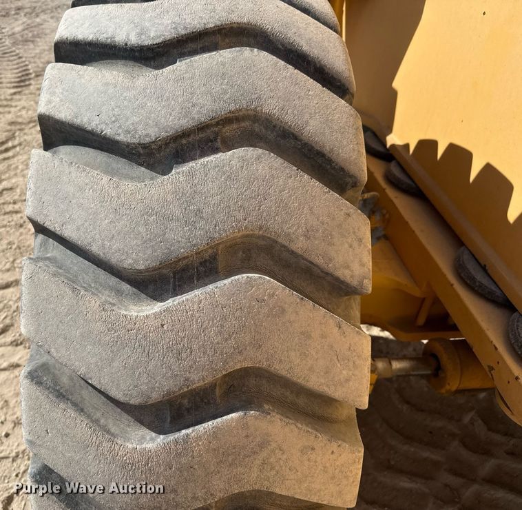 image for item DO2603 2005 Broderson RT-300-2C crane