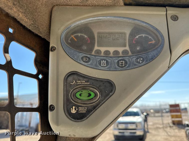 image for item DO2614 2010 Bobcat S300 skid steer loader