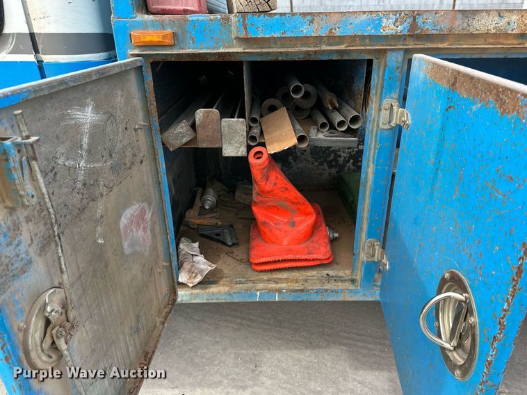 image for item DP6067 2015 Freightliner Business Class M2 106 flatbed truck