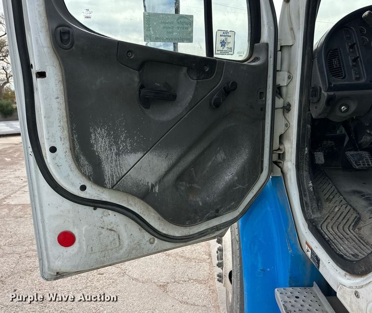 image for item DP6067 2015 Freightliner Business Class M2 106 flatbed truck