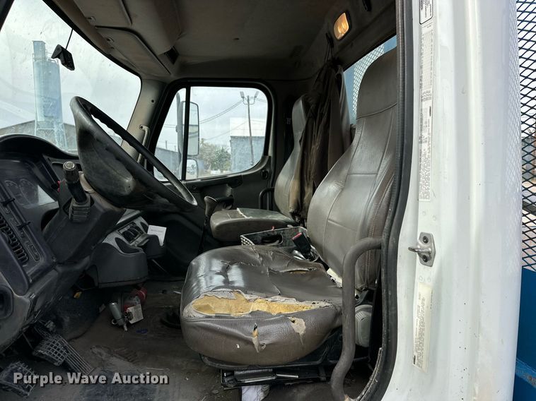 image for item DP6067 2015 Freightliner Business Class M2 106 flatbed truck