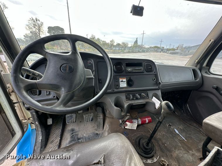 image for item DP6067 2015 Freightliner Business Class M2 106 flatbed truck