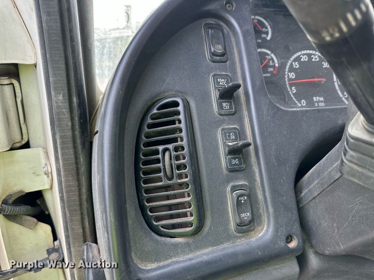 image for item DP6067 2015 Freightliner Business Class M2 106 flatbed truck