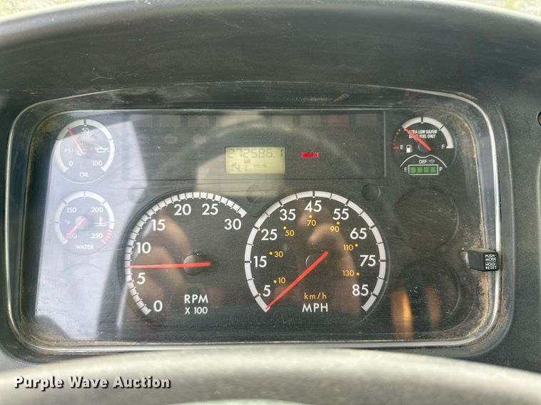 image for item DP6067 2015 Freightliner Business Class M2 106 flatbed truck