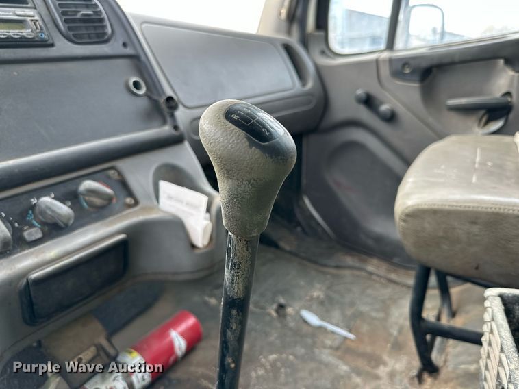 image for item DP6067 2015 Freightliner Business Class M2 106 flatbed truck