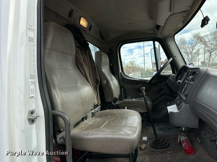 image for item DP6067 2015 Freightliner Business Class M2 106 flatbed truck