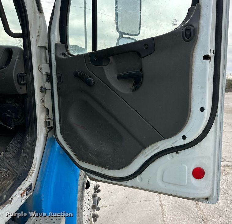 image for item DP6067 2015 Freightliner Business Class M2 106 flatbed truck