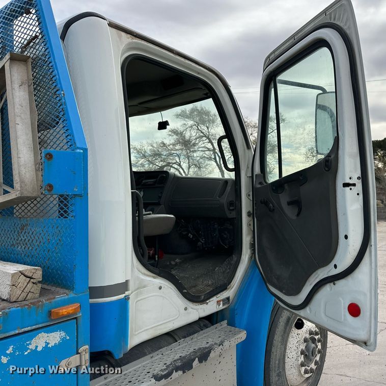 image for item DP6067 2015 Freightliner Business Class M2 106 flatbed truck