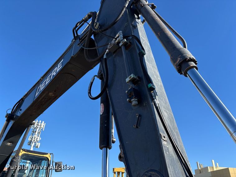 image for item DT5465 2012 John Deere 180G LC excavator