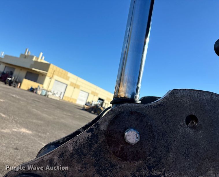 image for item DT5465 2012 John Deere 180G LC excavator