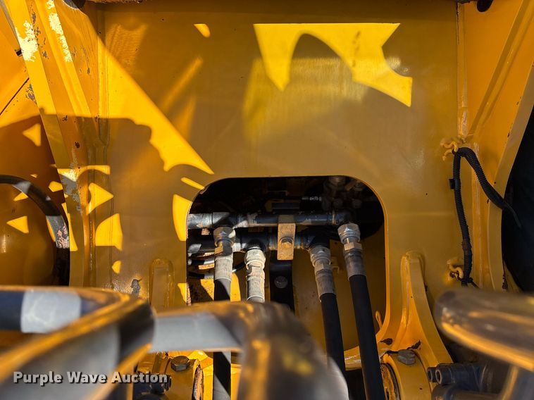 image for item DT5465 2012 John Deere 180G LC excavator