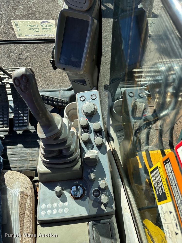 image for item DT5465 2012 John Deere 180G LC excavator