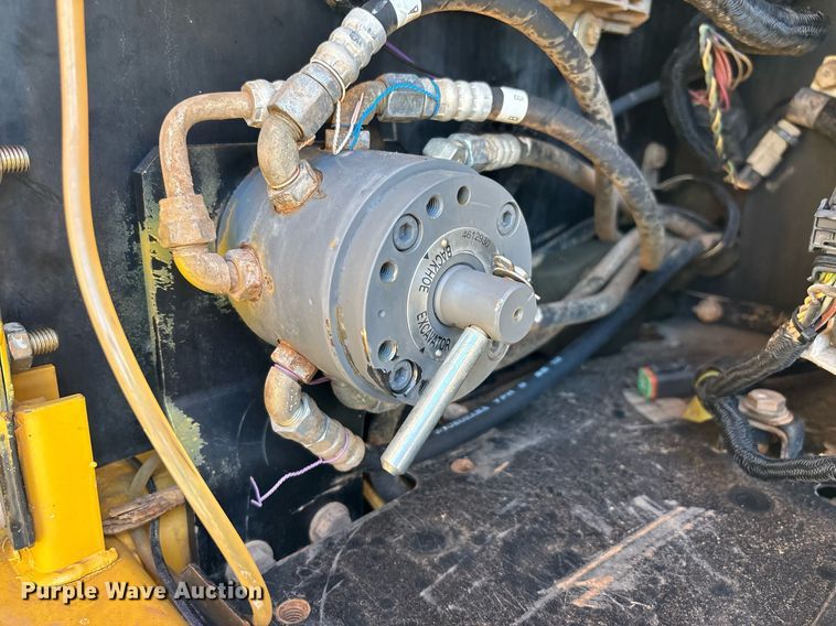 image for item DT5465 2012 John Deere 180G LC excavator