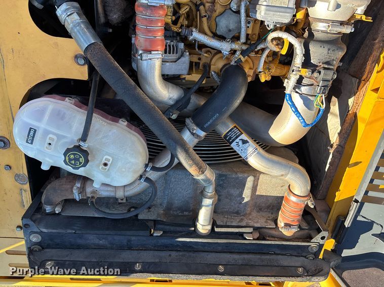 image for item DT5465 2012 John Deere 180G LC excavator