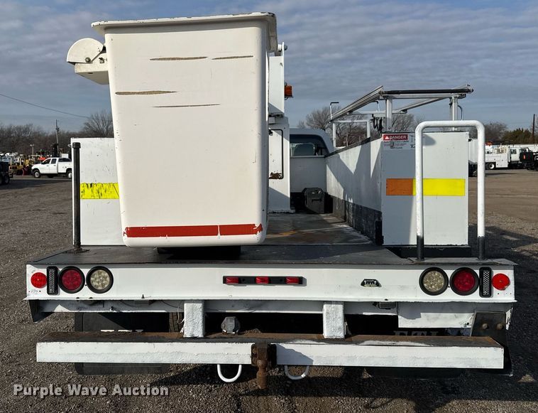 image for item EG2437 2011 Ford F450 Super Duty bucket truck