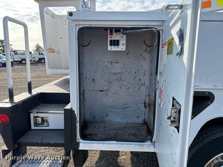 image for item EG2437 2011 Ford F450 Super Duty bucket truck