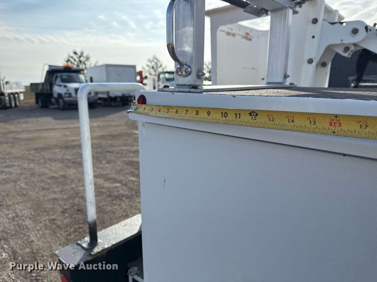 image for item EG2437 2011 Ford F450 Super Duty bucket truck