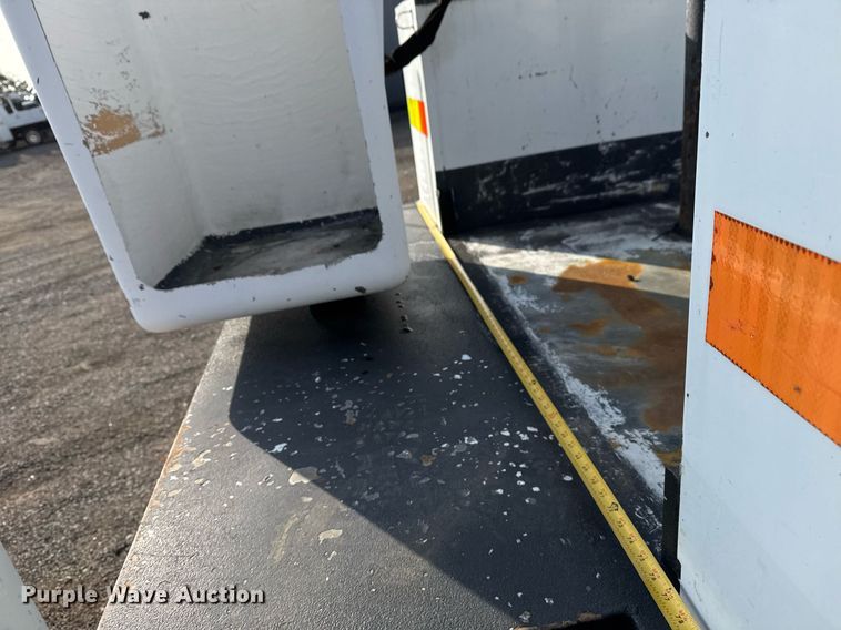 image for item EG2437 2011 Ford F450 Super Duty bucket truck