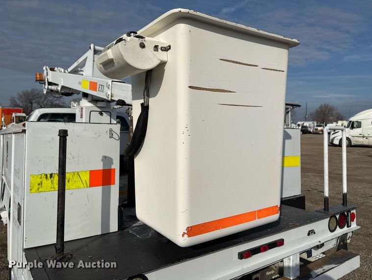image for item EG2437 2011 Ford F450 Super Duty bucket truck