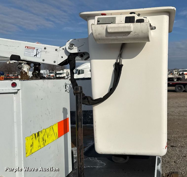 image for item EG2437 2011 Ford F450 Super Duty bucket truck