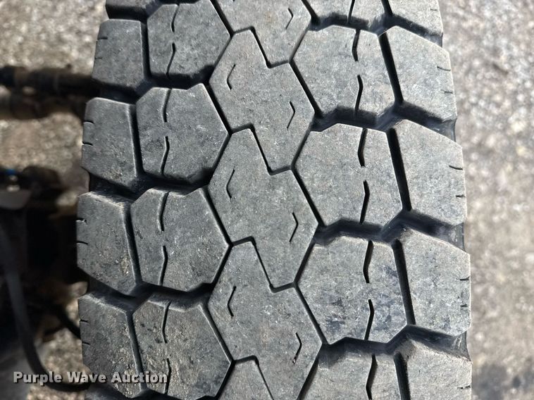 image for item EG2437 2011 Ford F450 Super Duty bucket truck