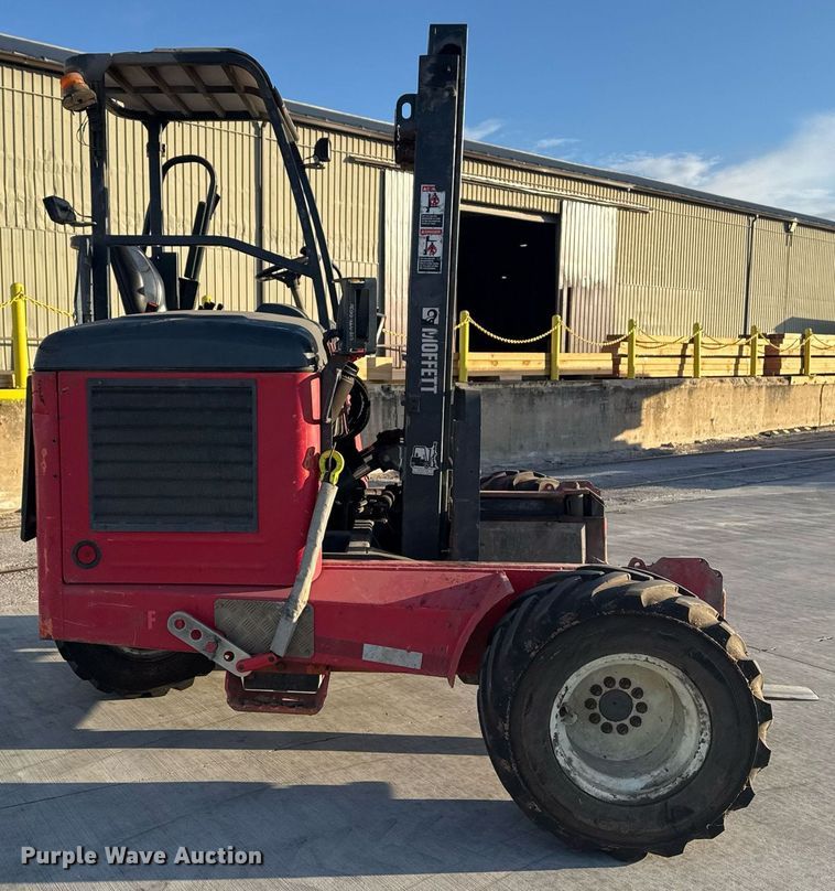 image for item EG7981 2006 Moffett M55 forklift