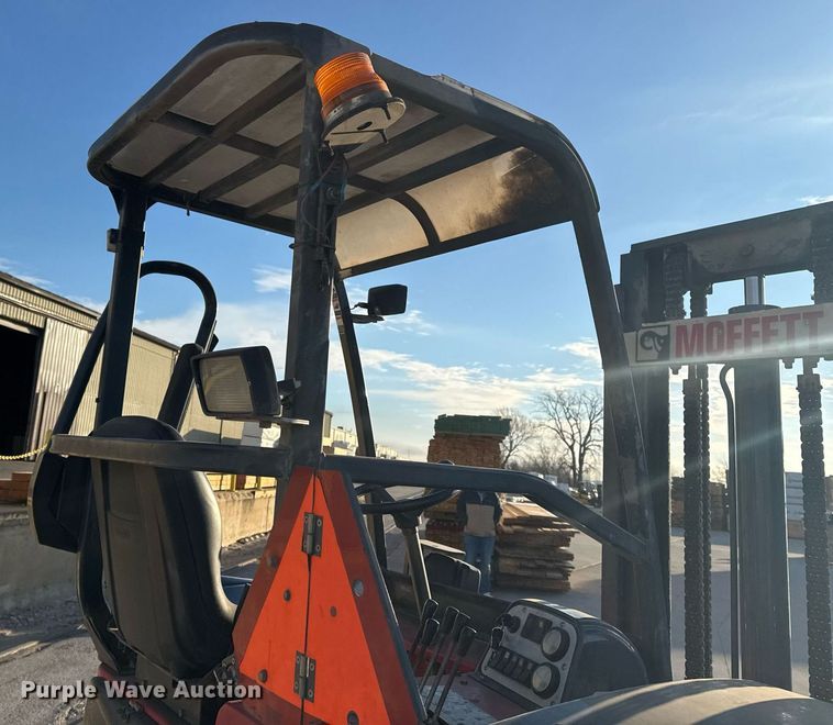 image for item EG7981 2006 Moffett M55 forklift