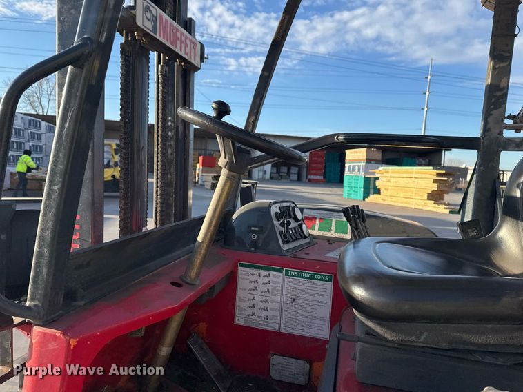 image for item EG7981 2006 Moffett M55 forklift