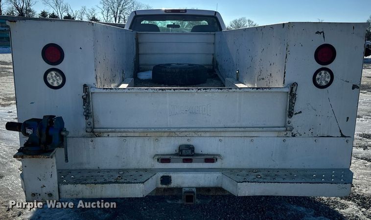 image for item EN5016 2004 Chevrolet Silverado 3500 utility bed pickup truck