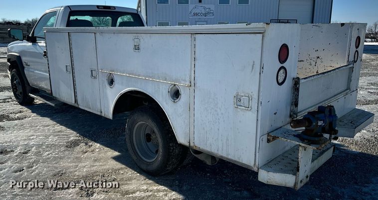 image for item EN5016 2004 Chevrolet Silverado 3500 utility bed pickup truck
