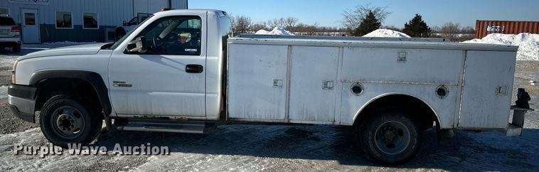 image for item EN5016 2004 Chevrolet Silverado 3500 utility bed pickup truck