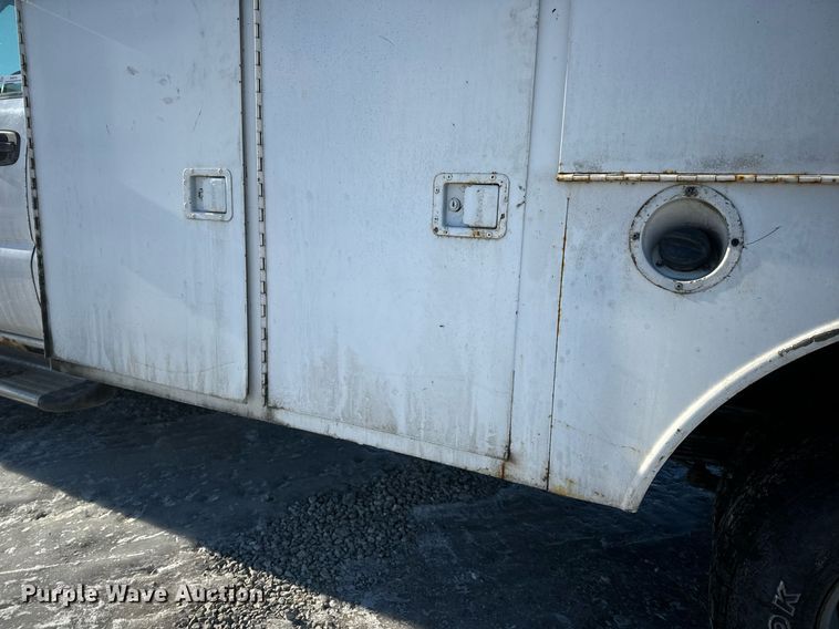 image for item EN5016 2004 Chevrolet Silverado 3500 utility bed pickup truck