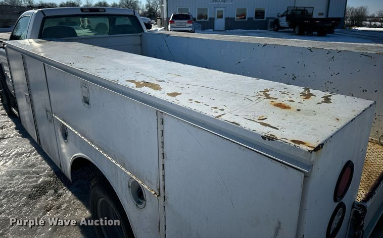 image for item EN5016 2004 Chevrolet Silverado 3500 utility bed pickup truck