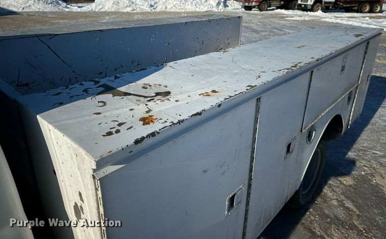 image for item EN5016 2004 Chevrolet Silverado 3500 utility bed pickup truck