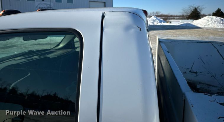 image for item EN5016 2004 Chevrolet Silverado 3500 utility bed pickup truck