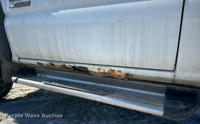 image for item EN5016 2004 Chevrolet Silverado 3500 utility bed pickup truck