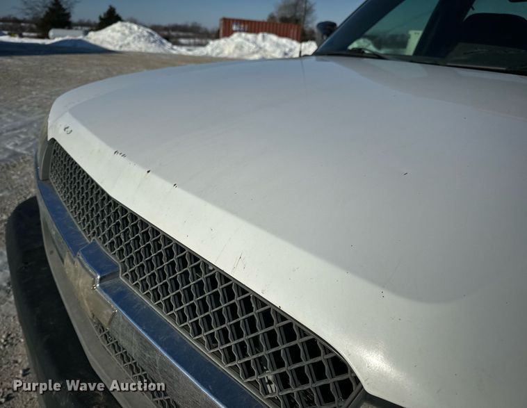 image for item EN5016 2004 Chevrolet Silverado 3500 utility bed pickup truck