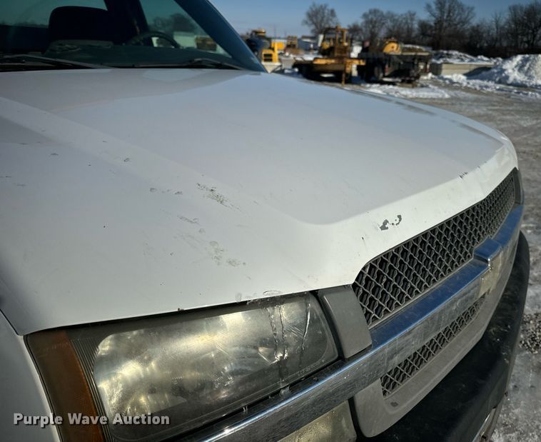 image for item EN5016 2004 Chevrolet Silverado 3500 utility bed pickup truck