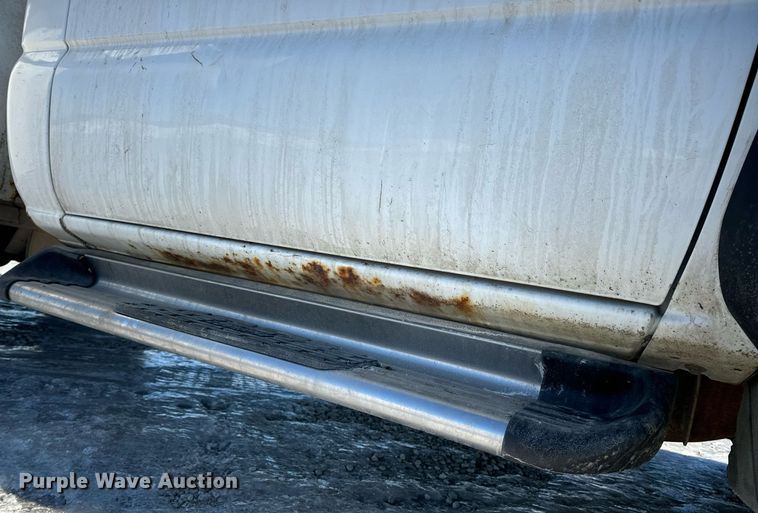 image for item EN5016 2004 Chevrolet Silverado 3500 utility bed pickup truck