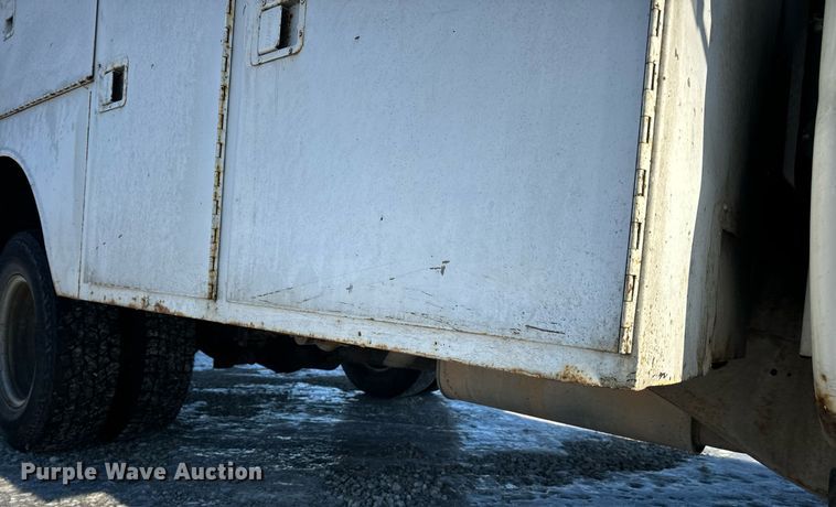 image for item EN5016 2004 Chevrolet Silverado 3500 utility bed pickup truck