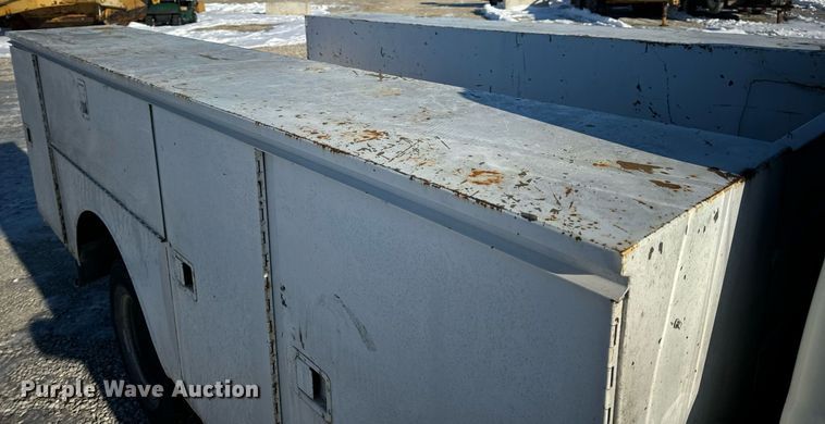 image for item EN5016 2004 Chevrolet Silverado 3500 utility bed pickup truck