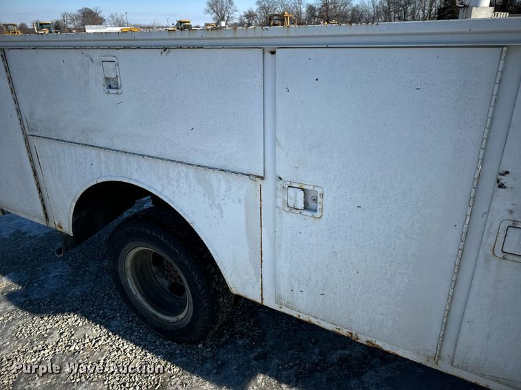 image for item EN5016 2004 Chevrolet Silverado 3500 utility bed pickup truck