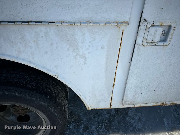 image for item EN5016 2004 Chevrolet Silverado 3500 utility bed pickup truck