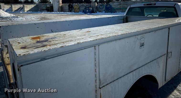 image for item EN5016 2004 Chevrolet Silverado 3500 utility bed pickup truck