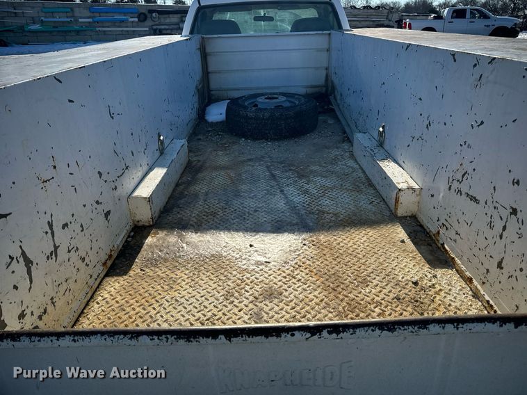 image for item EN5016 2004 Chevrolet Silverado 3500 utility bed pickup truck