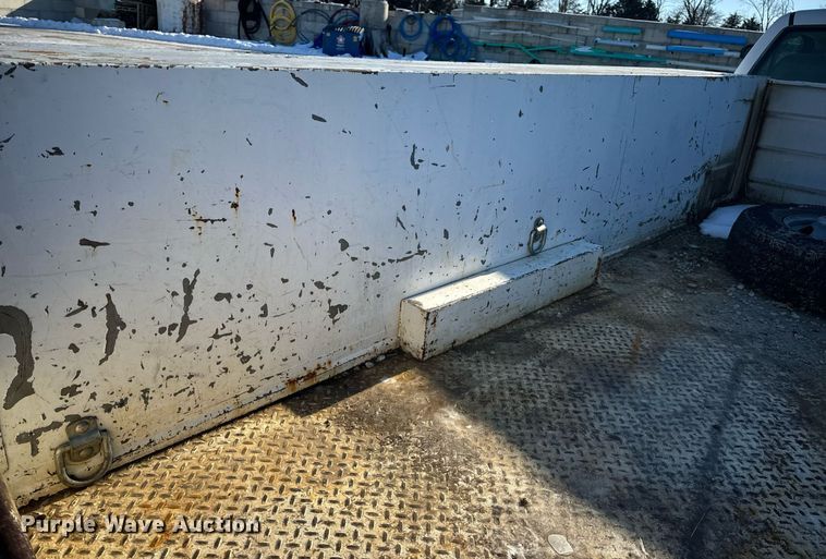 image for item EN5016 2004 Chevrolet Silverado 3500 utility bed pickup truck