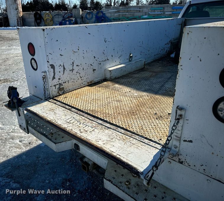 image for item EN5016 2004 Chevrolet Silverado 3500 utility bed pickup truck