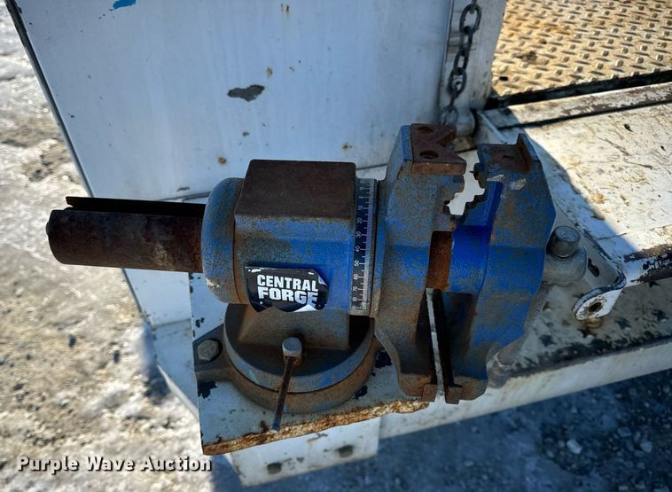 image for item EN5016 2004 Chevrolet Silverado 3500 utility bed pickup truck